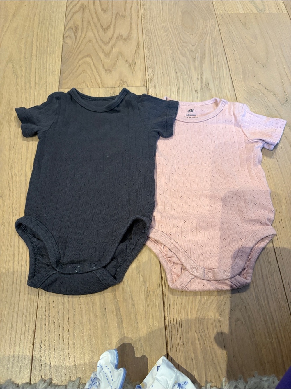 H&M Short Sleeve One-Piece Bodysuits – 6 months